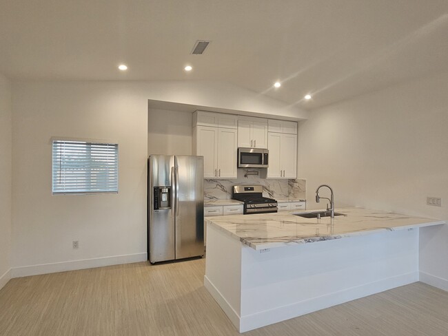 Building Photo - 1321 S Ventura Rd