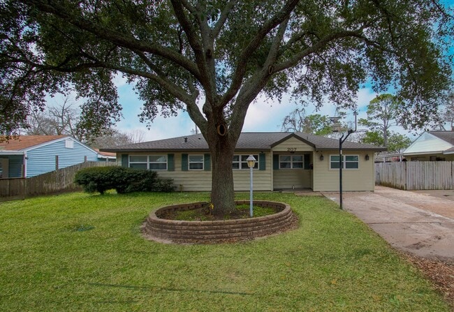 Building Photo - 207 Del Monte Ln