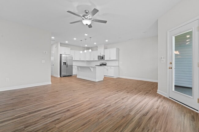 Building Photo - SHOWINGS UNAVAILABLE UNTIL OCTOBER 1ST. Ne... Rental