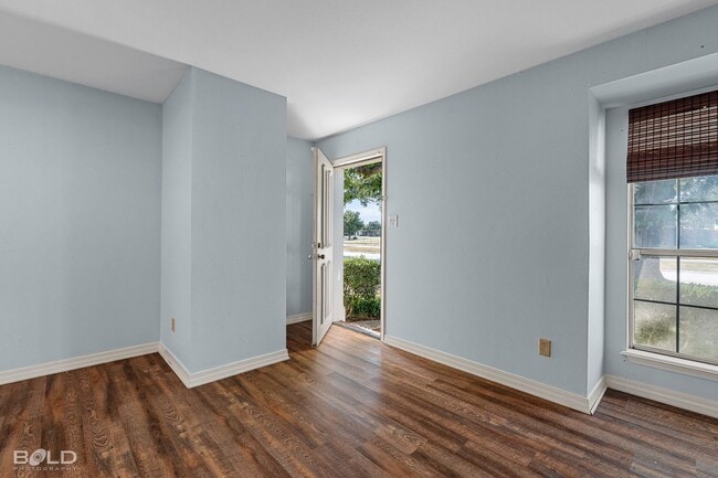 Photo - 421 Stratmore Dr