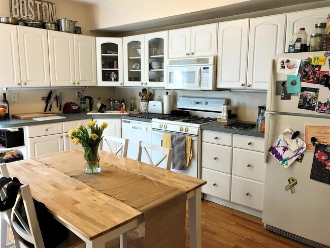 Building Photo - 2 Church Ave