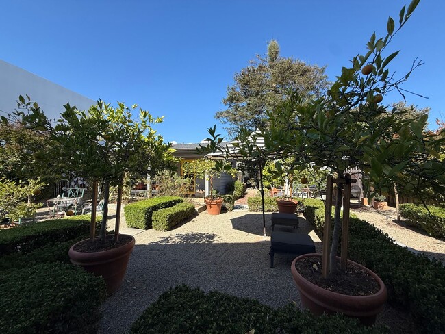 453 Seaview Dr