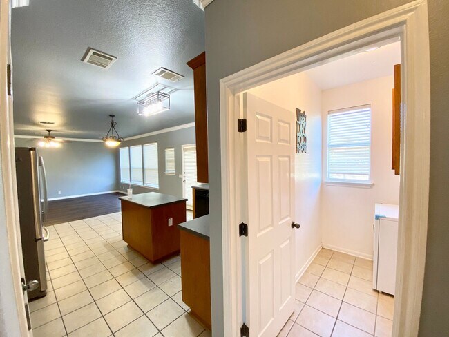 20412 Farm Pond Ln