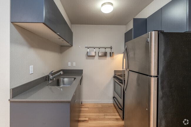 1BR, 1BA - 725SF - Kitchen