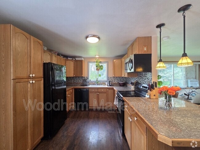 Building Photo - 630 Springhill Ln Rental