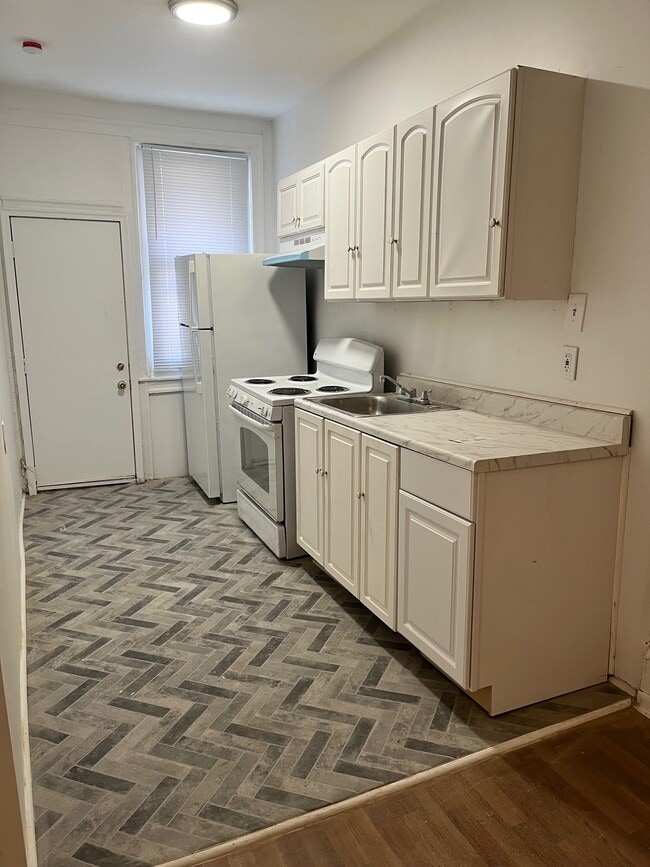 Photo - 4946 N Broad St Unit 3R