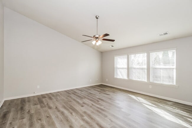 Photo - 162 High Point Way