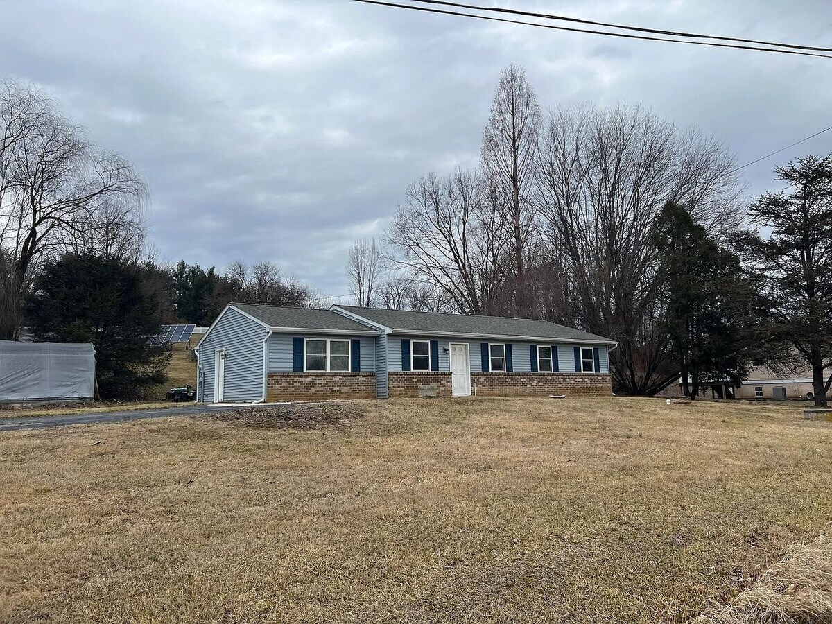 Country living on 1.27 acres. - Country living on 1.27 acres. House