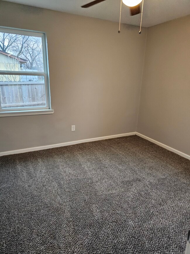 Photo - 305 Deepwood St