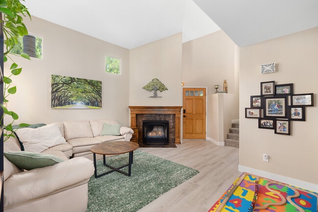 Photo - 2 Piccadilly Ct House