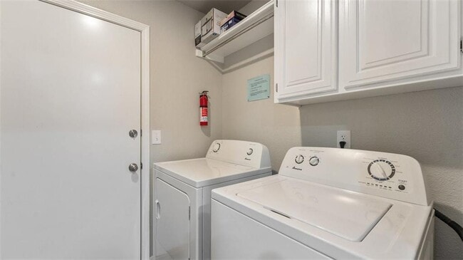 Photo - 9 E Elvendon Dr House