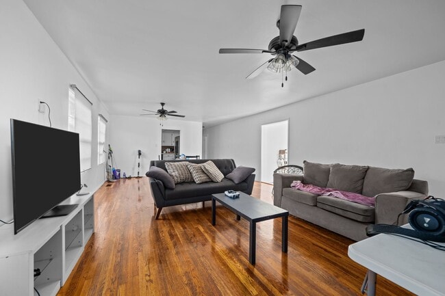 Building Photo - Recently remodeled with no back house!