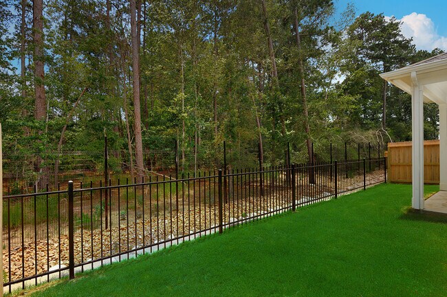 Cottage Home Backyard - The Cottage Green - Baytown