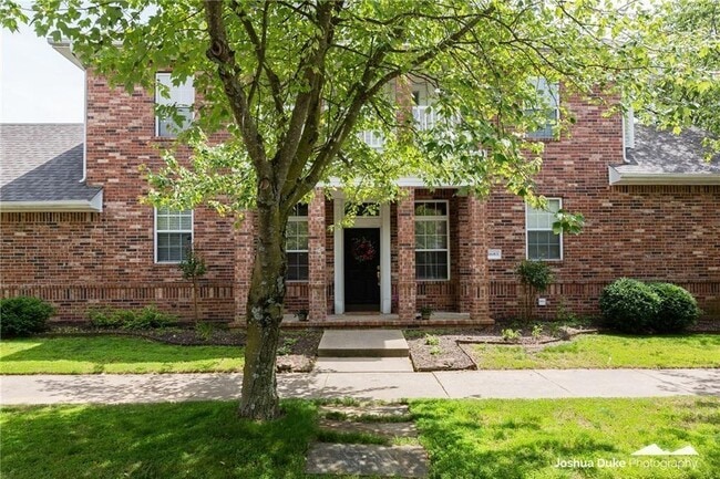 Photo - 523 Founders Park Dr E