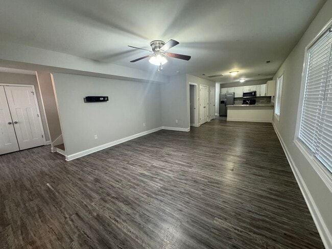 Building Photo - Spacious five bedroom, two bathroom home s...