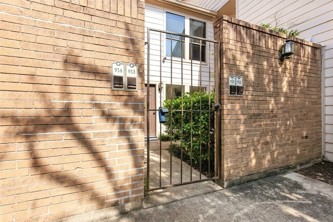 Building Photo - 2277 S Kirkwood Rd Unit 913