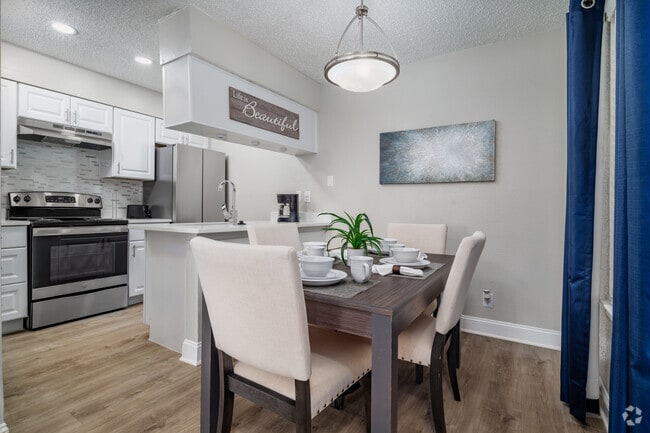 1BR, 1BA - 614SF - Dining Room
