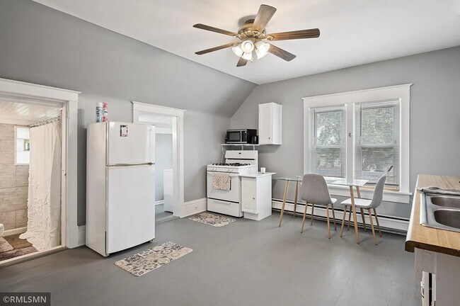 Photo - 422 Lawson Ave W Unit 2