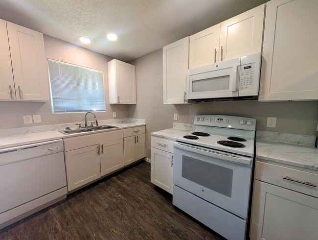 Building Photo - 2400 Brookridge Dr