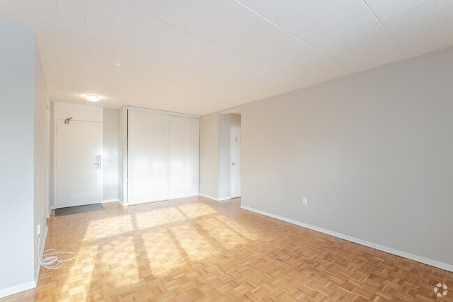 1BR, 1BA - Living Room - Castlegate Apartments