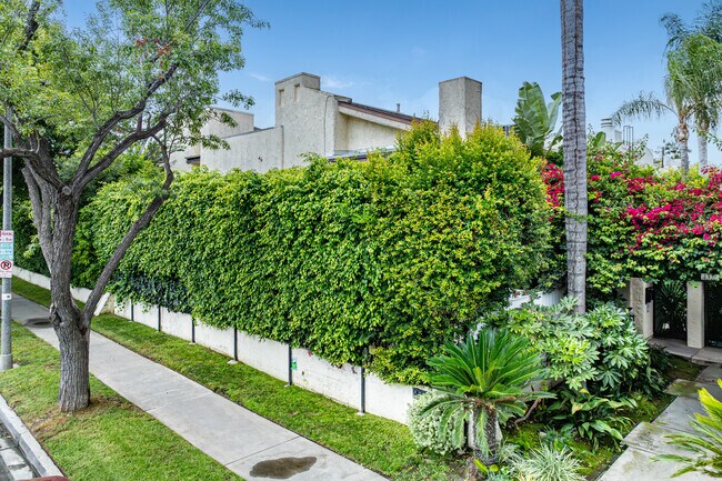 Alternate - 4321 Matilija Ave #9