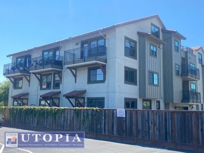 Building Photo - Beautiful, top floor apartment located in ... Unit 307