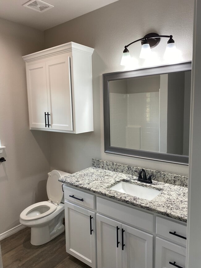 416 Grace Bath - 416 Grace Ave