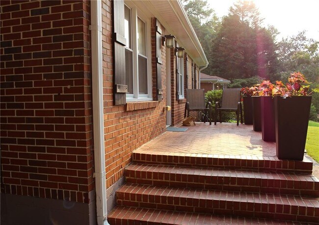 Photo - 2287 Vistamont Dr