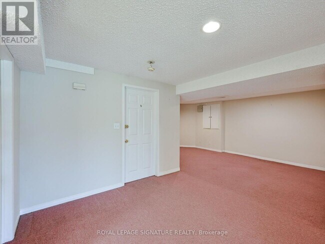 Photo - 556 Farwell Crescent