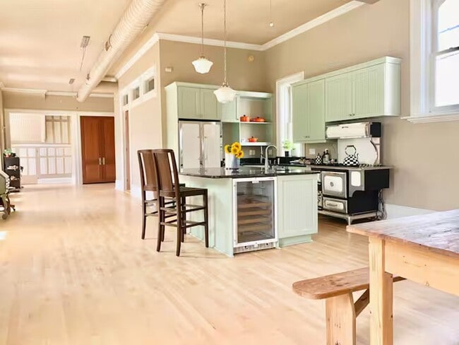 Photo - Enormous Upper Floor Unit in Heart of Down...