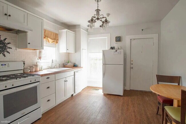 Photo - "Charming 2-Bed Oasis in San Marcos - Cozy 825 Sq Ft Home on Lindsey St!"