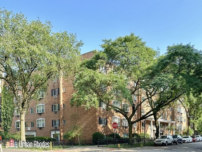 Building Photo - 672 W Sheridan Rd Unit A01C