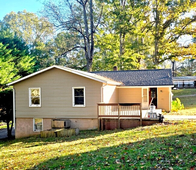 Building Photo - 102 Carfelt St