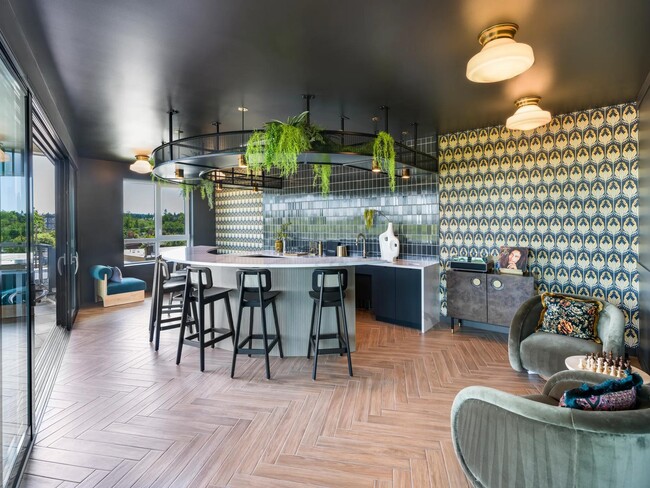 Descubra una experiencia incomparable en el lujoso salón club en la azotea de Modera Beaverton. - Modera Beaverton