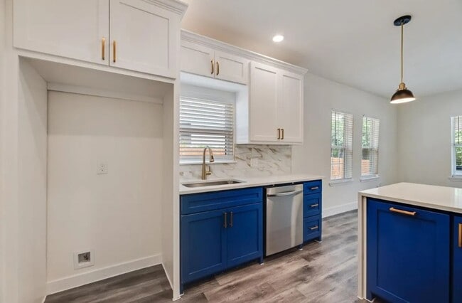 Photo - 447 W Clarendon Dr