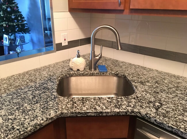 Encimera de granito con Delta - 2529 Senator Ct Unidad H