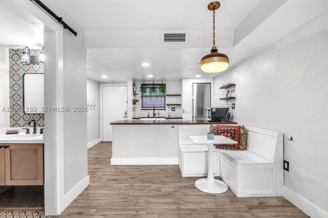 Building Photo - 465 Swallow Dr Unit 10