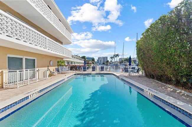 Building Photo - 3220 Bayview Dr Unit 302