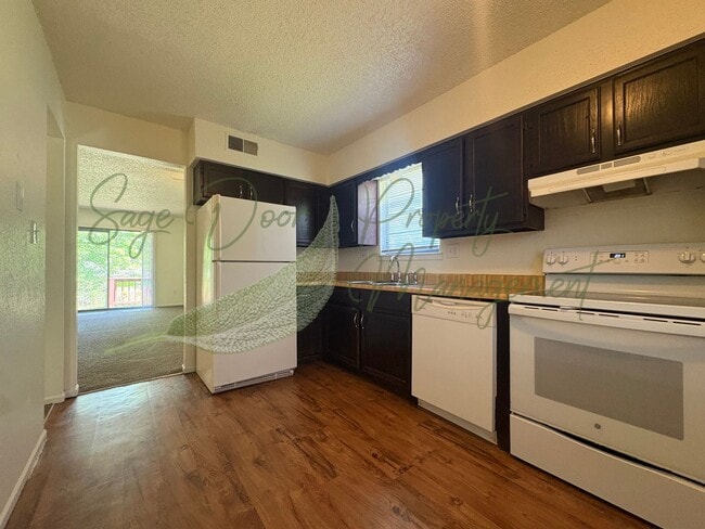 Photo - SPACIOUS TOWNHOME WITH GARAGE!!!