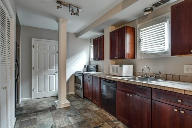 Building Photo - 866 Moreland Ave SE