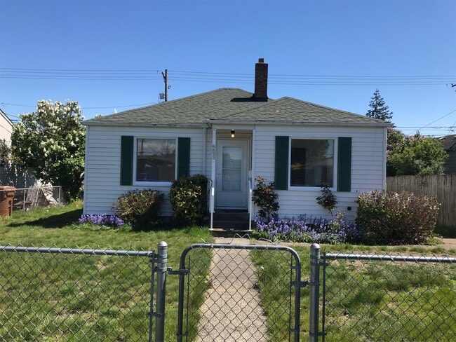 Building Photo - 6833 S Pine St