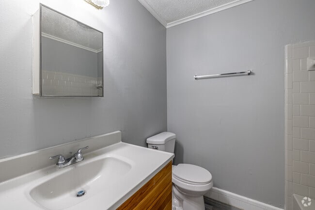 2BR, 1.5BA - 880SF - Bathroom