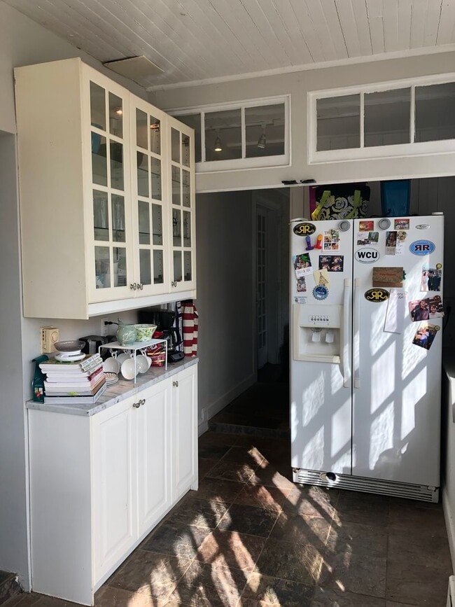 Photo - Updated 4 Bed / 2 Bath - Quiet Location, P... Unidad 2