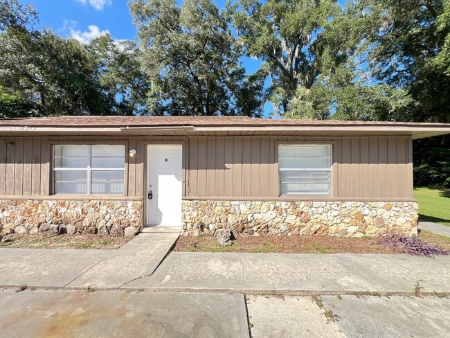 Building Photo - Charming Renovated 2 Bedroom, 1 Bathroom H...