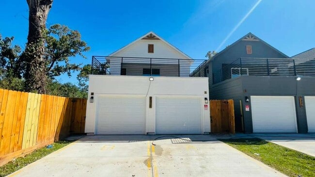 Photo - 9328 Firnat St