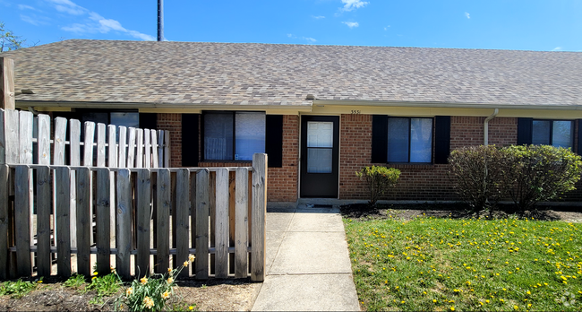 Building Photo - Beautiful 2 bedroom 1.5 bath Condo with at...