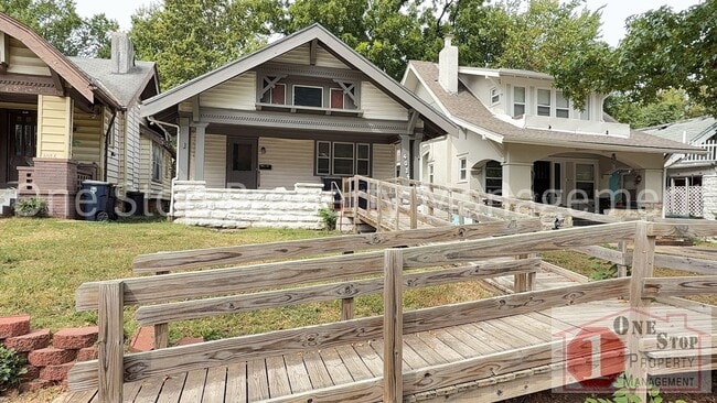 Building Photo - Spacious 4-Bedroom Home with Backyard & Ba...