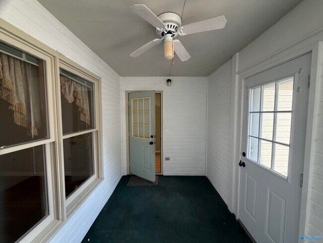 313 Woodridge Dr SW