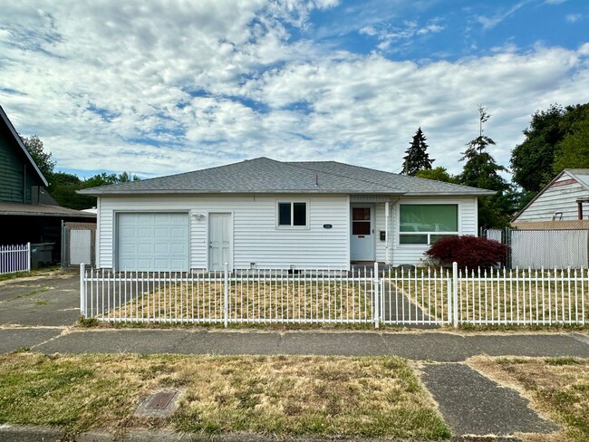 Building Photo - Two-Bedroom House