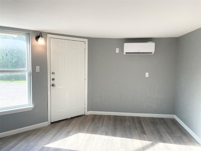 Building Photo - 7515 Bayway Dr Unit 2